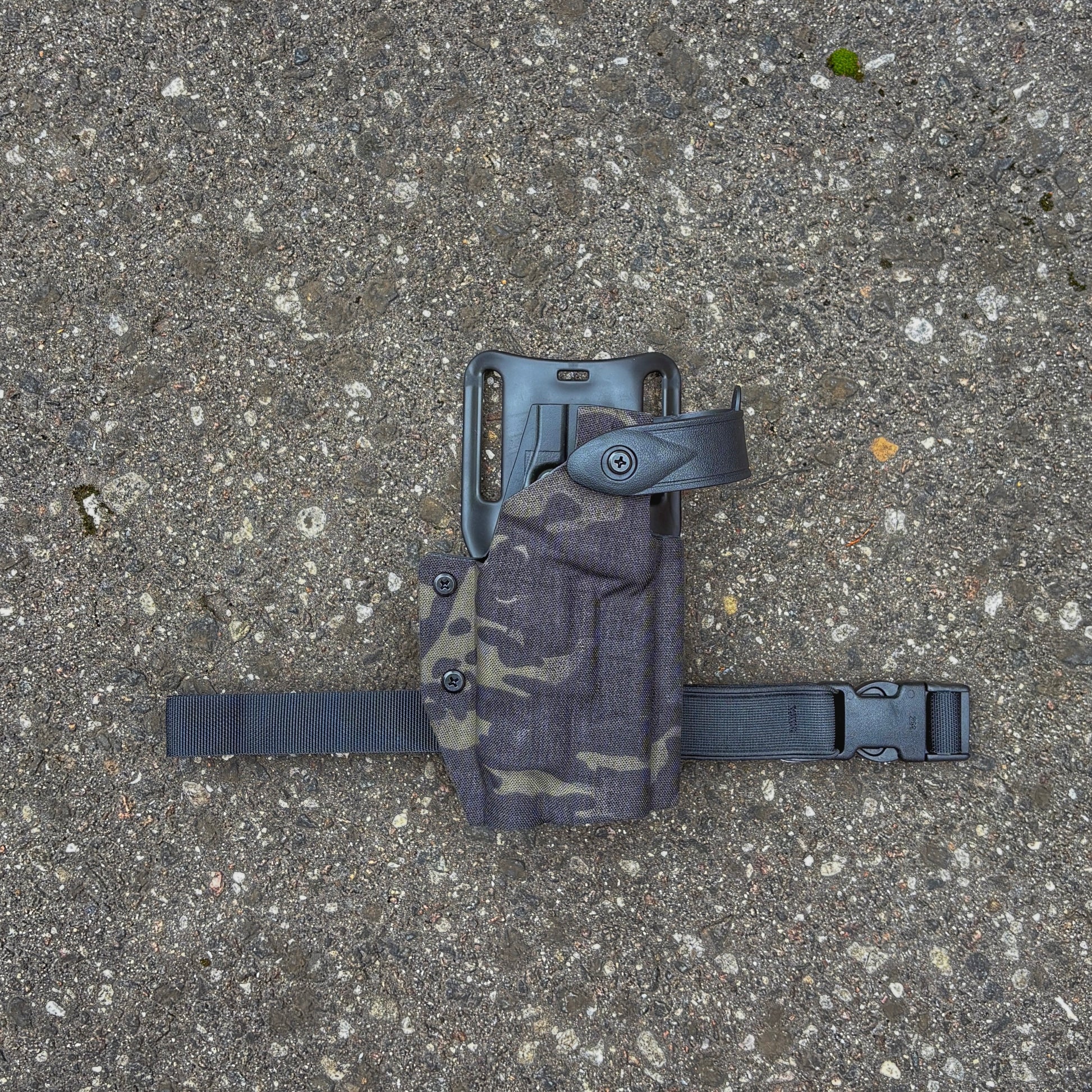 PANNELTAC LVL2 KYDEX pistol holster in MultiCam Black with black PANNELTAC Thigh Strap