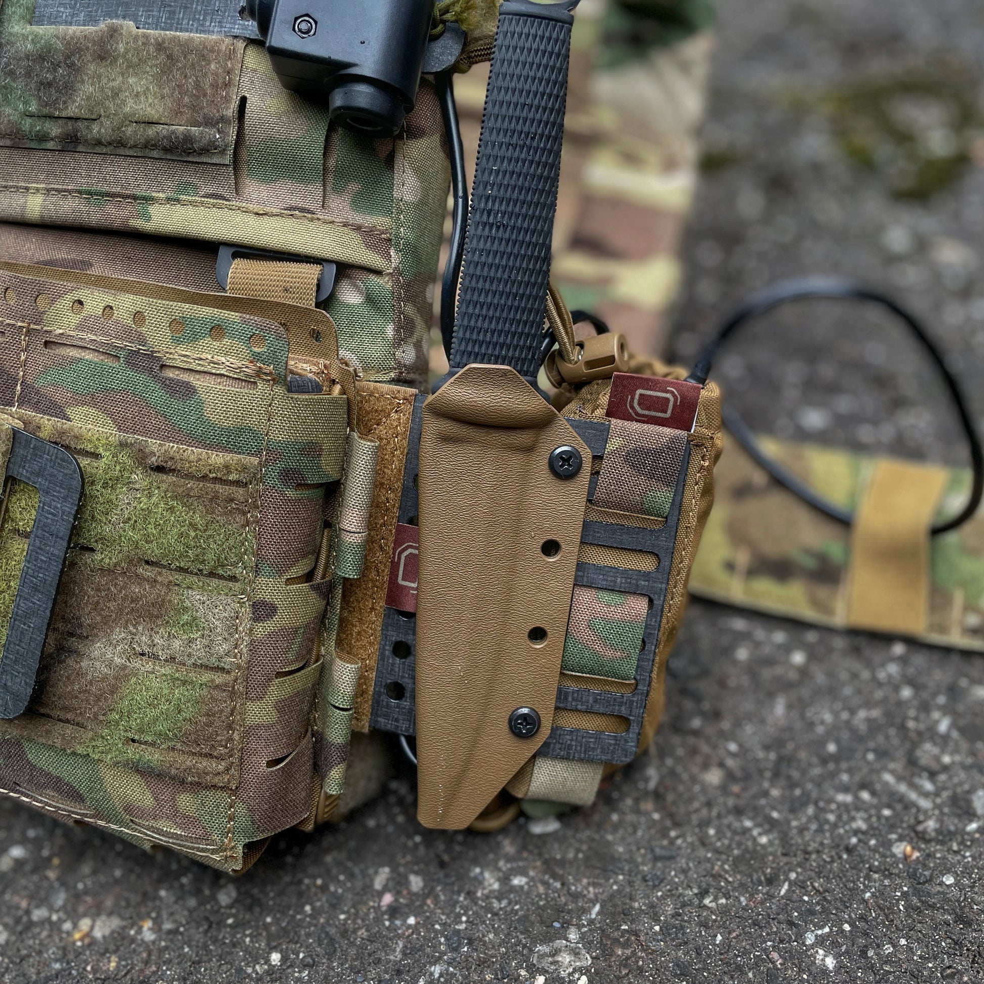 PANNELTAC MOLLE BLADE WING WITH A ATTACHED KNIFE SHEATH AND MOLLE POUCH MOUNTED TO PLATE CARRIER