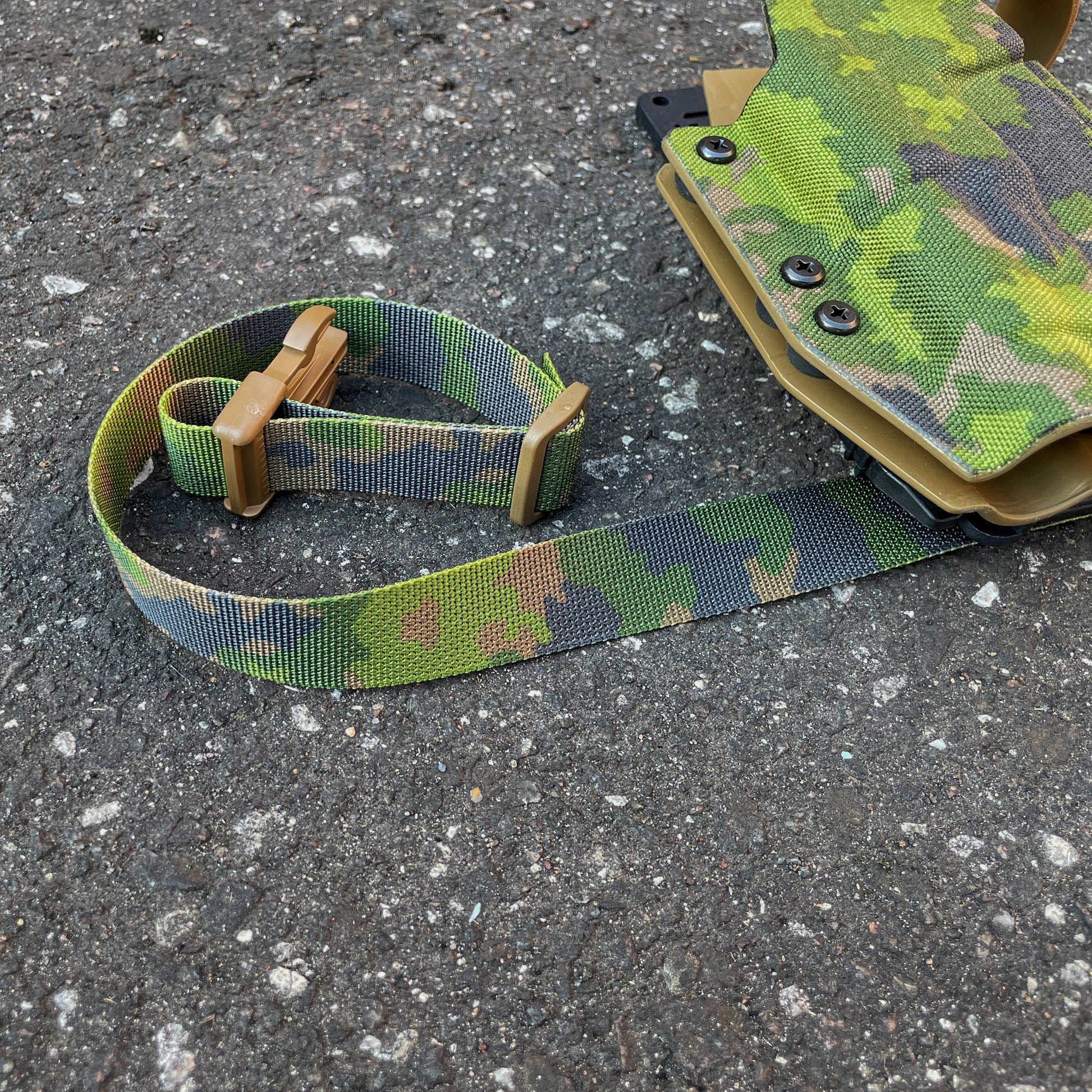 PANNELTAC  Thigh Strap TS-2 in M05 color with PANNELTAC LVL2 holster in M05 wrap