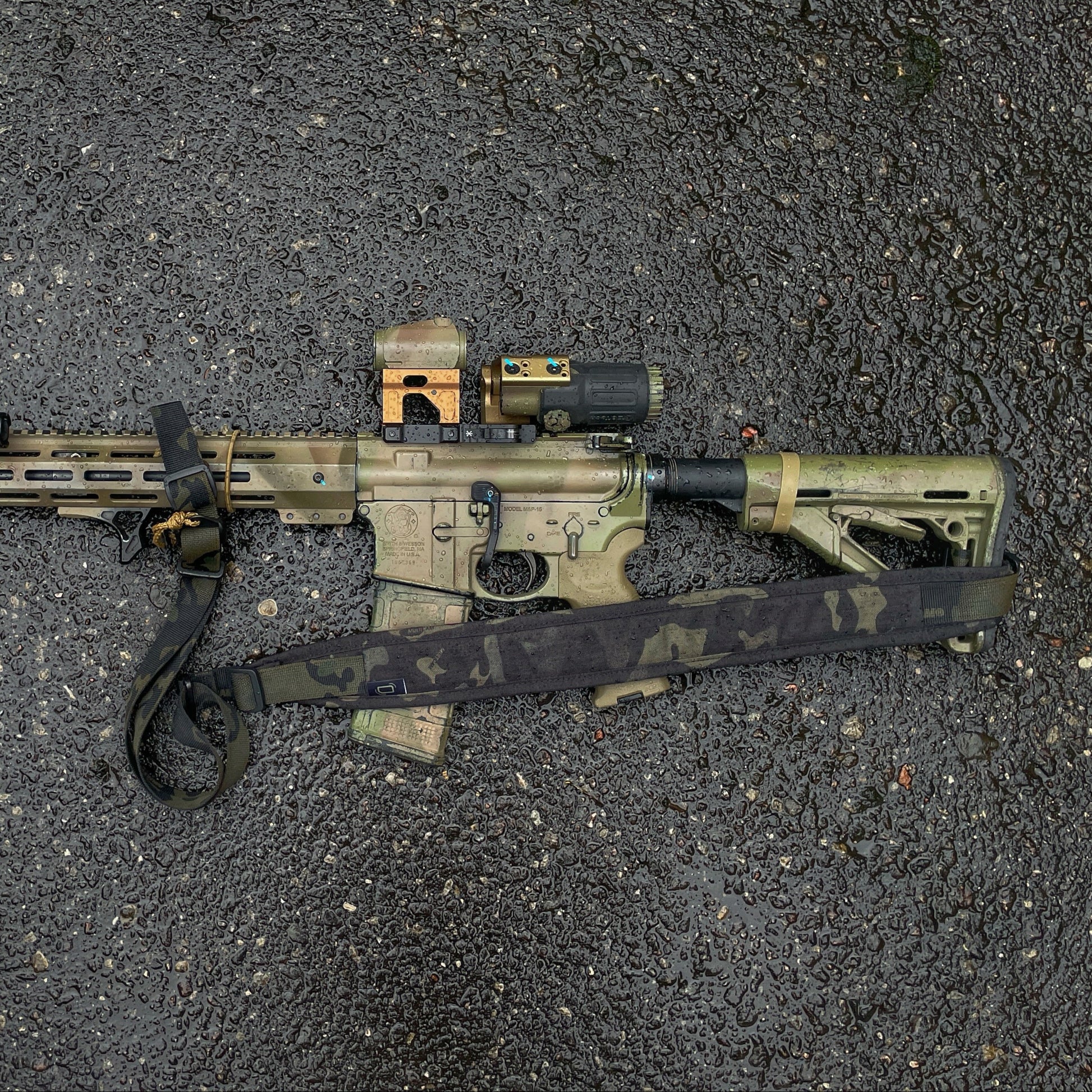 PANNELTAC RIFLE SLING RIHMIK-1 in MultiCam Black with a Smith & Wesson M&P15 rifle