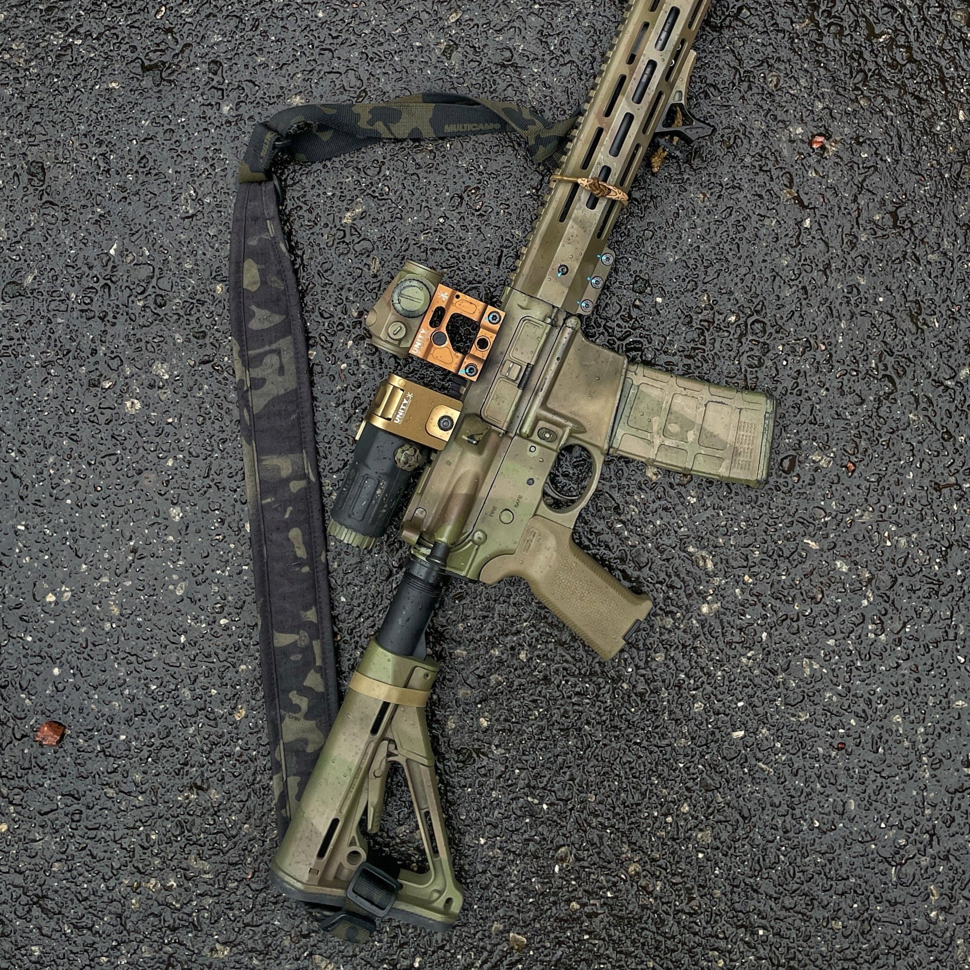 PANNELTAC RIFLE SLING RIHMIK-1 in MultiCam Black with a Smith & Wesson M&P15 rifle